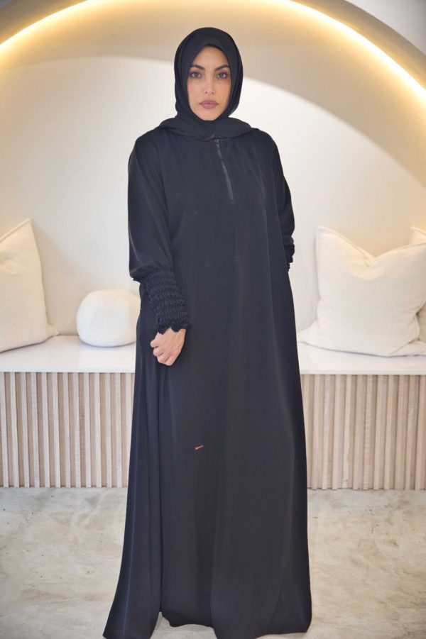 Umrah Abaya with Rouch sleeve And front zip and side pockets 